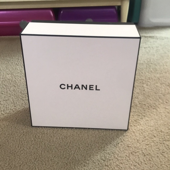 🌸NEW🌸 Chanel large gift box with tissue paper & shredded paper - Picture 2 of 15